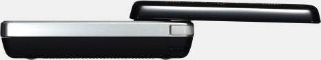 Sharp WILLCOM D4 s vysunutou klávesnicí (z boku)