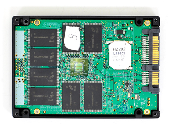 OCZ Vertex 2 Pro SSD - velký kondenzátor OCZ Vertex 2 Pro SSD - velký kondenzátor