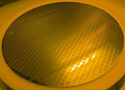 28nm wafer z TSMC, zdroj: http://voz.vn/2010/11/04/nvidia-da-co-trong-tay-mau-chip-28nm 28nm wafer z TSMC, zdroj: http://voz.vn/2010/11/04/nvidia-da-co-trong-tay-mau-chip-28nm