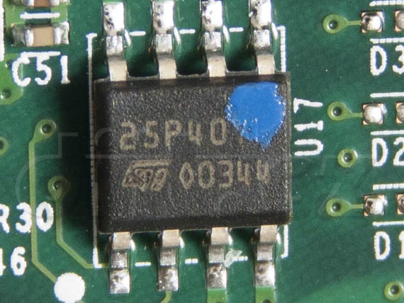 Intel SSD 311 Larson Creek 20GB - detail čipu (STMicro M25P40VP, SPI flash pro firmware) Intel SSD 311 Larson Creek 20GB - detail čipu (STMicro M25P40VP, SPI flash pro firmware)
