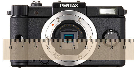 Pentax Q - bajonet, snímač a pravítko Pentax Q - bajonet, snímač a pravítko