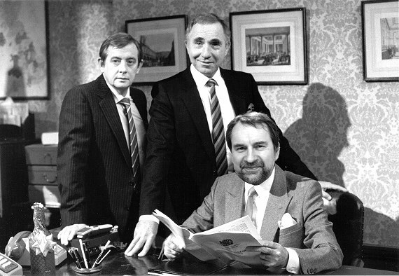 „Aleš Špidla se svými poradci“ (zdroje montáže: www.bbcprograms.com/catalog/yesminister/yesmphoto.htm + cs-cz.facebook.com/ales.spidla) „Aleš Špidla se svými poradci“ (zdroje montáže: www.bbcprograms.com/catalog/yesminister/yesmphoto.htm + cs-cz.facebook.com/ales.spidla)