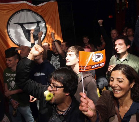 Němečtí Piráti slaví úspěch v berlínských volbách (2011) (zdroj: http://www.berliner-kurier.de/wahl-2011,9568914,10869016.html) Němečtí Piráti slaví úspěch v berlínských volbách (2011) (zdroj: http://www.berliner-kurier.de/wahl-2011,9568914,10869016.html)