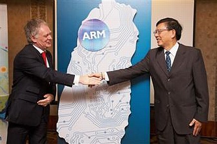 Tudor Brown (ARM) a Tzong-Ming Yen (administrátor Hsinchu Science Park) si potřásají pravicí