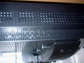 EIZO FlexScan S2411W, detail kovových částí LCD panelu