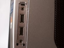 Odkyté boční USB porty a audio konektory