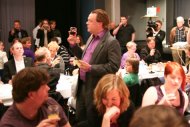 Rick Falkvinge oslavuje výsledky voleb do Evropského parlamentu 2009 ve Švédsku
