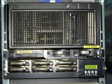 Na čem běží CD-R server: CD-R server (nahoře), diskové pole (dole)