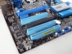 ASUS P8P67: PCIe + PCI sloty ASUS P8P67: PCIe + PCI sloty