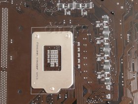ASUS P8P67: napájecí obvody kolem socketu (zadní strana) ASUS P8P67: napájecí obvody kolem socketu (zadní strana)