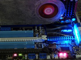 ASUS P8P67 Deluxe: podsvícení chladiče čipsetu