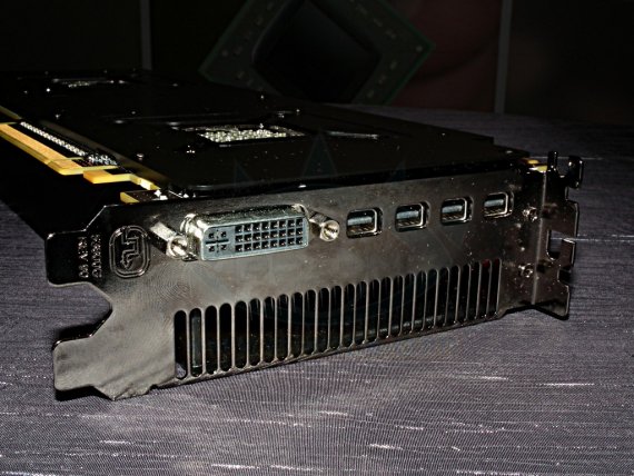 AMD Radeon HD 6990 - porty