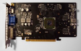 GeForce GT 440: čelní pohled