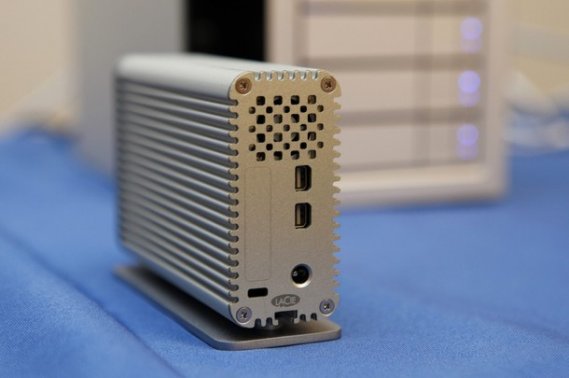 LaCie Little Big Disk - Thunderbolt konektory (zdroj: http://www.daylife.com/photo/03H54Pj5TT6Bc) LaCie Little Big Disk - Thunderbolt konektory (zdroj: http://www.daylife.com/photo/03H54Pj5TT6Bc)