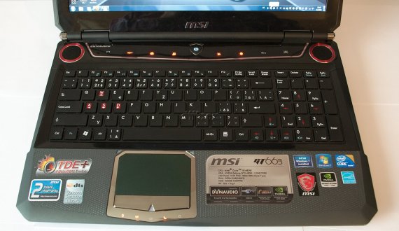MSI GT663: detail klávesnice a repro
