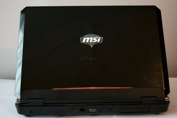 MSI GT663: světlušky na víku