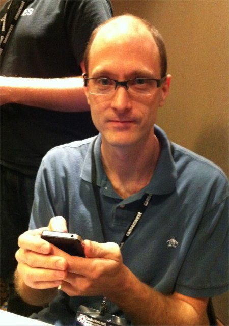 Charlie Miller (zdroj: http://www.zdnet.com/blog/security/charlie-miller-wins-pwn2own-again-with-iphone-4-exploit/8378)