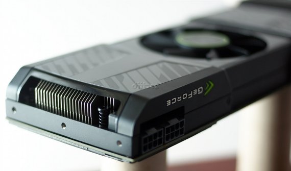 GeForce GTX 590: část chladiče a PCI Express napájení GeForce GTX 590: část chladiče a PCI Express napájení
