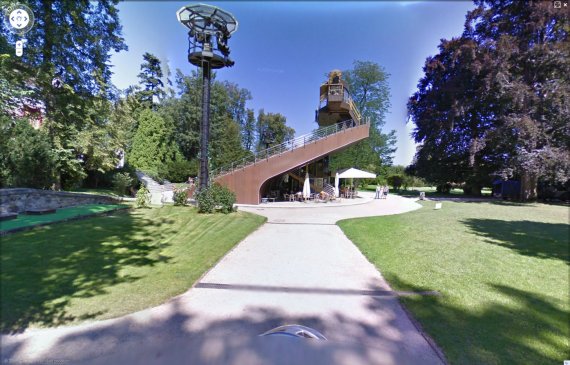 Google Street View: otáčivé hlediště v Českém Krumlově (dole helma řidiče Street View tříkolky ;-)