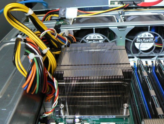 SuperMicro X8DTN+-F v šasi 2U SuperChassis 826A-R1200LPB - napájecí kabely k procesoru