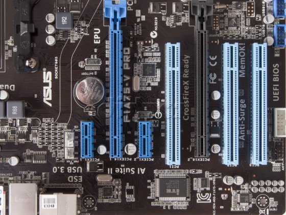 ASUS F1A75-V PRO: PCI a PCI Express sloty, SuperIO čip ITE IT8728F