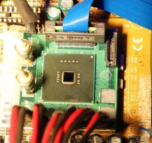 22nm vzorek procesoru v desce ASUS P/I-P55T2P4 (socket 7 pro první Intel Pentium)