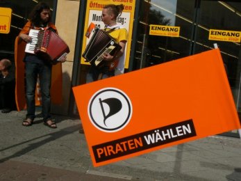 Čeští Piráti pomáhají německým s volební kampaní, na snímku Mikuláš Ferjenčík a předseda ČPS Ivan Bartoš