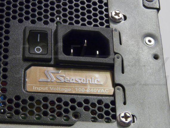 Seasonic X-400 Fanless - vstupní konektor příliš vpravo, překáží šasi skříně