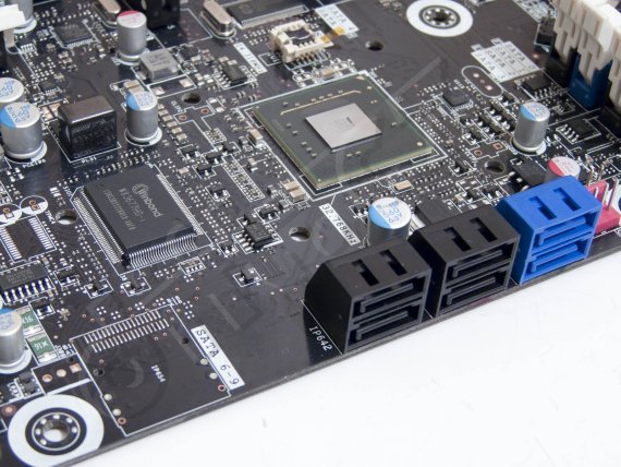 Čipset Intel X79 na desce Intel DX79SI + místo pro další SATA porty