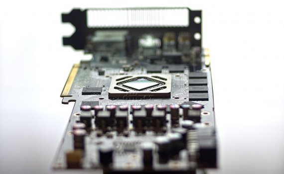 AMD Radeon HD 7970, odstrojený, pohled od napájecích konektorů :-)